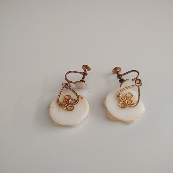 FAUX MOTHER OF PEARL SCREW ON DANGLE APPLIQUE FLOWER EARRINGS MCM SHELL LIKE - Picture 5 of 5